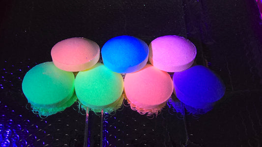 5x Glow in the dark Bath Bombs & Torch